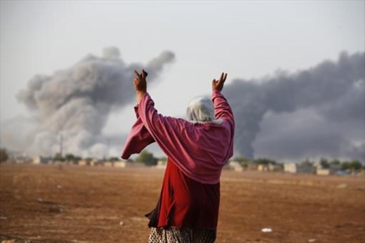 Una mujer kurda celebra el bombardeo contra posiciones del Estado Islámico en Siria en el 2014.