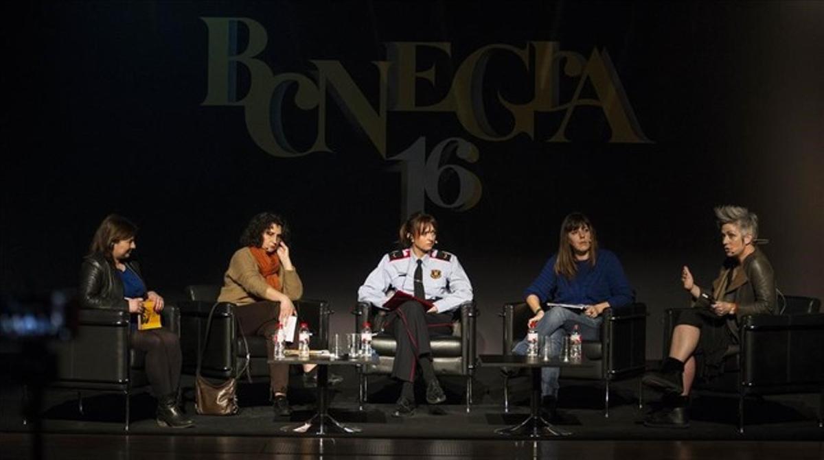 Mesa redonda en BCNegra sobre violencia contra las mujeres, con (de izquierda a derecha) la periodista Fatima Llambrich, la profesora de periodismo Joana Gallego, la mossa d’esquadra Anna Choy, la psicóloga Alba Orteu y la escritora escocesa de novela negra Denise Mina. Mesa redonda en BCNegra sobre violencia contra las mujeres, con (de izquierda a derecha) la periodista Fatima Llambrich, la profesora de periodismo Joana Gallego, la mossa d’esquadra Anna Choy, la psicóloga Alba Orteu y la escritora escocesa de novela negra Denise Mina.