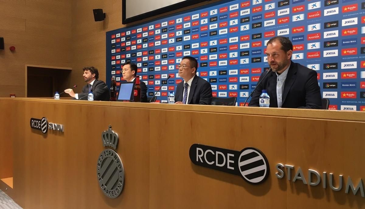 Òscar Perarnau (derecha), nuevo director general deportivo, junto al presidente Chen Yansheng en la rueda de prensa de su presentación. Òscar Perarnau (derecha), nuevo director general deportivo, junto al presidente Chen Yansheng en la rueda de prensa de su presentación.