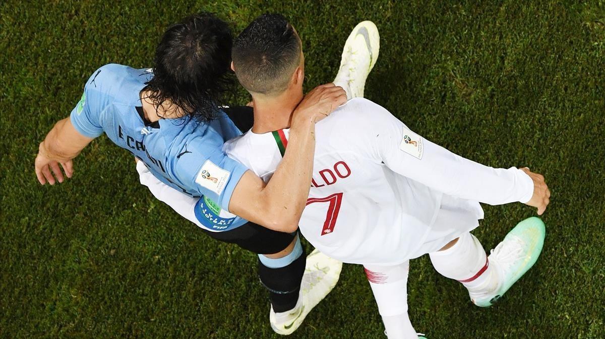 Cristiano Ronaldo ayuda a Cavani a salir del campo lesionado.