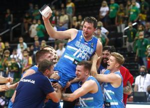 Los jugadores de Eslovenia levantan en brazos a Doncic tras la clasificación olímpica en Lituania