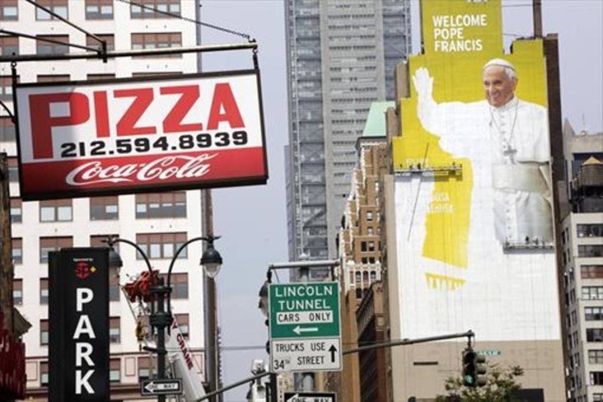 Unos pintores trabajan en un mural de bienvenida al Papa en un edificio de Nueva York.