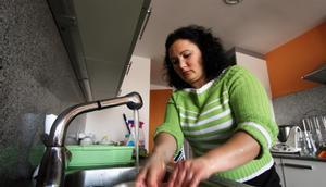 Las trabajadoras de hogar comenzarán a cotizar por desempleo en octubre. Lo explica la ministra de Trabajo, Yolanda Díaz. En la foto, una empleada del hogar friega los platos durante su jornada laboral.