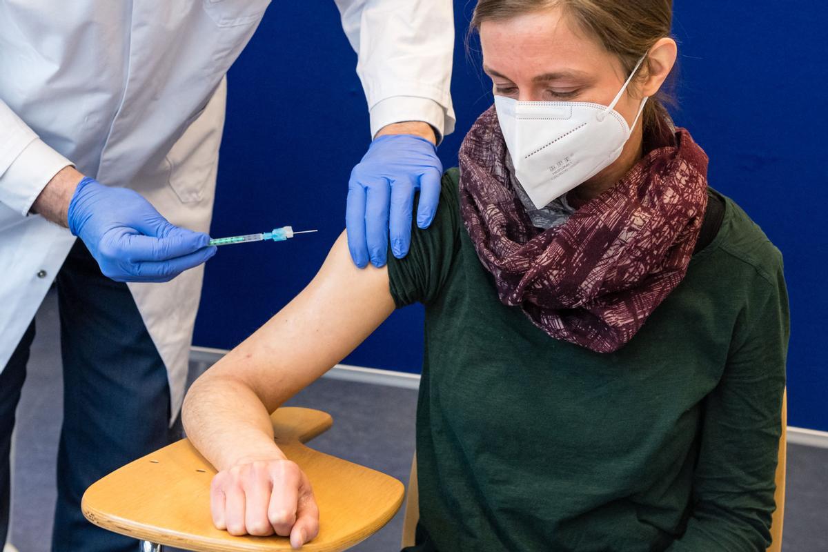 Una trabajadora sanitaria recibe la vacuna de AstraZeneca en Halle (Alemania).