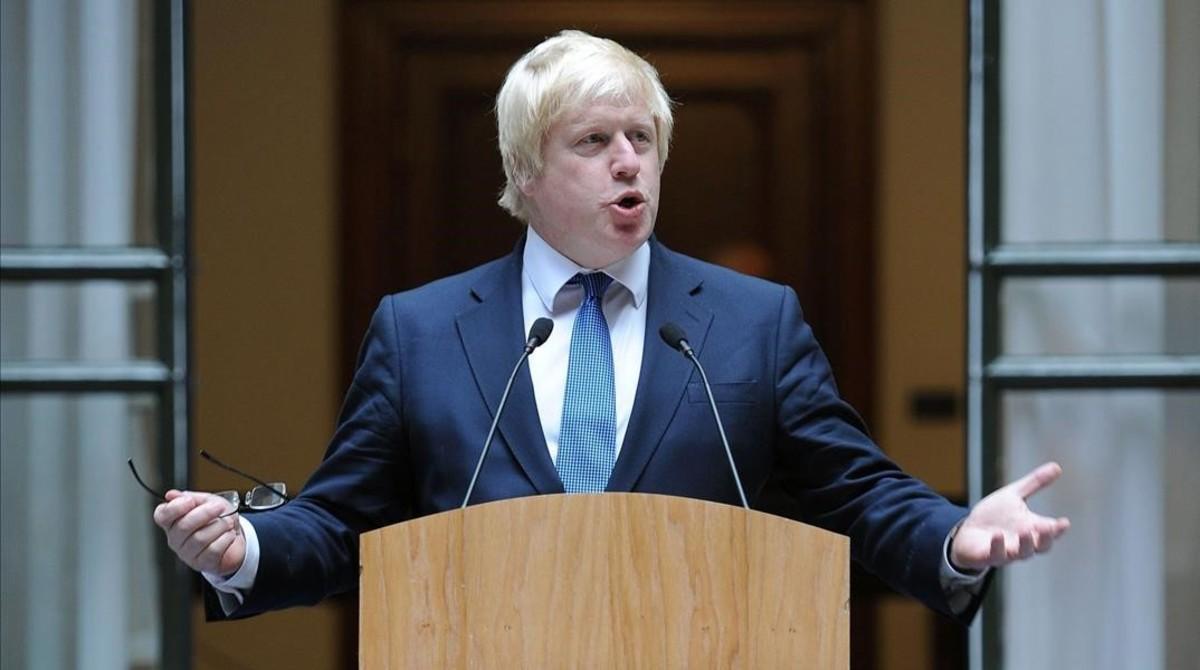 Boris Johnson se dirige al personal de Exteriores, en su primer día como titular del ministerio, en Londres, este jueves.