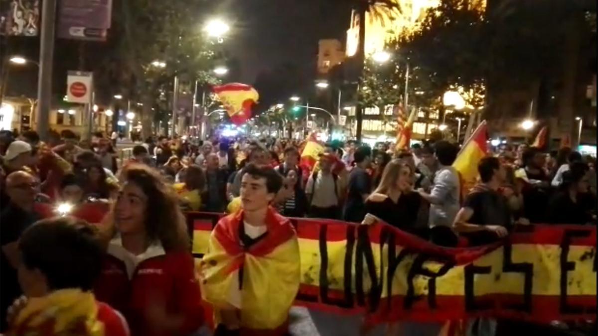 Unionistas cortan la Diagonal de Barcelona.