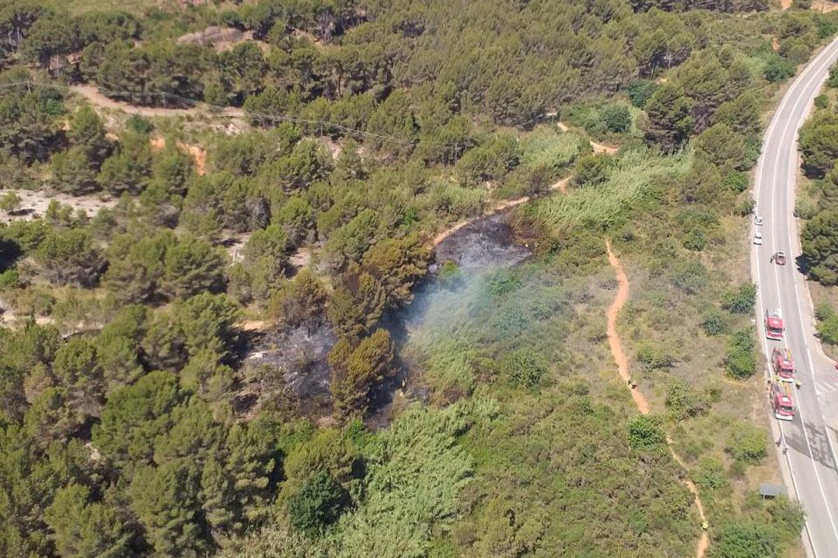 Un incendio quema 2.160m² de vegetación en Gavà Un incendio quema 2.160m² de vegetación en Gavà
