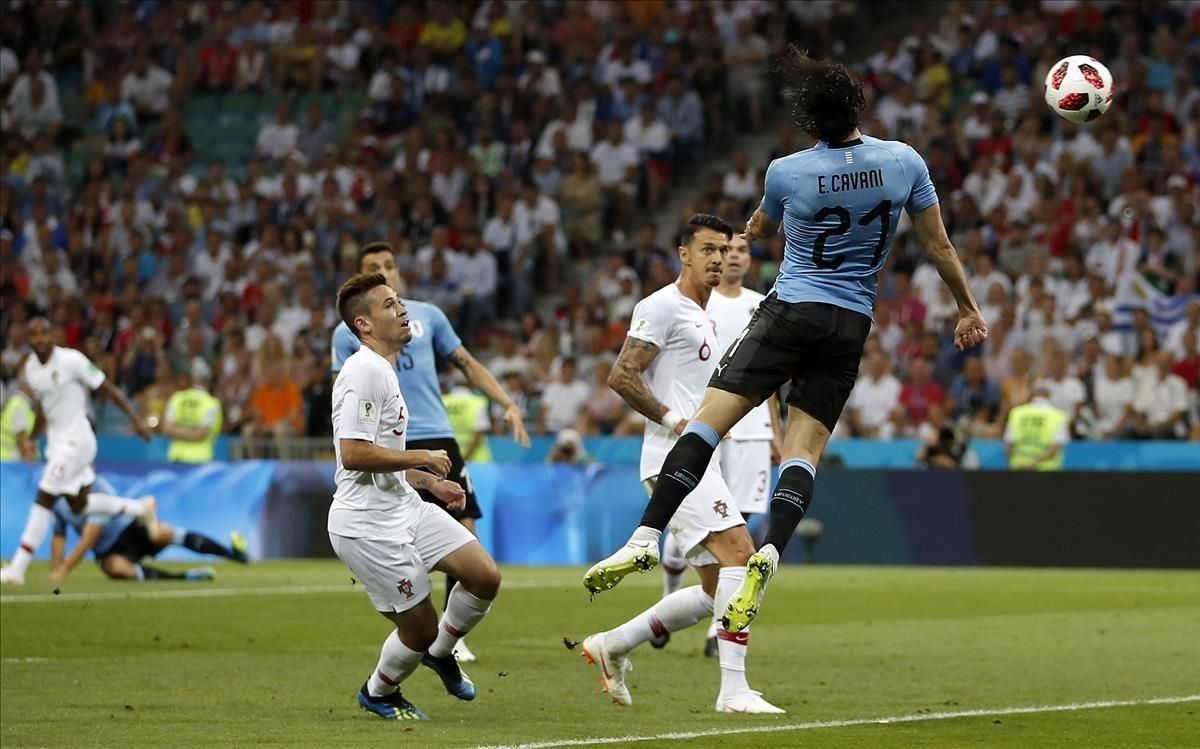 Cavani remata de cabeza el pase de Suárez que ha significado el 1-0 para Uruguay. Cavani remata de cabeza el pase de Suárez que ha significado el 1-0 para Uruguay.