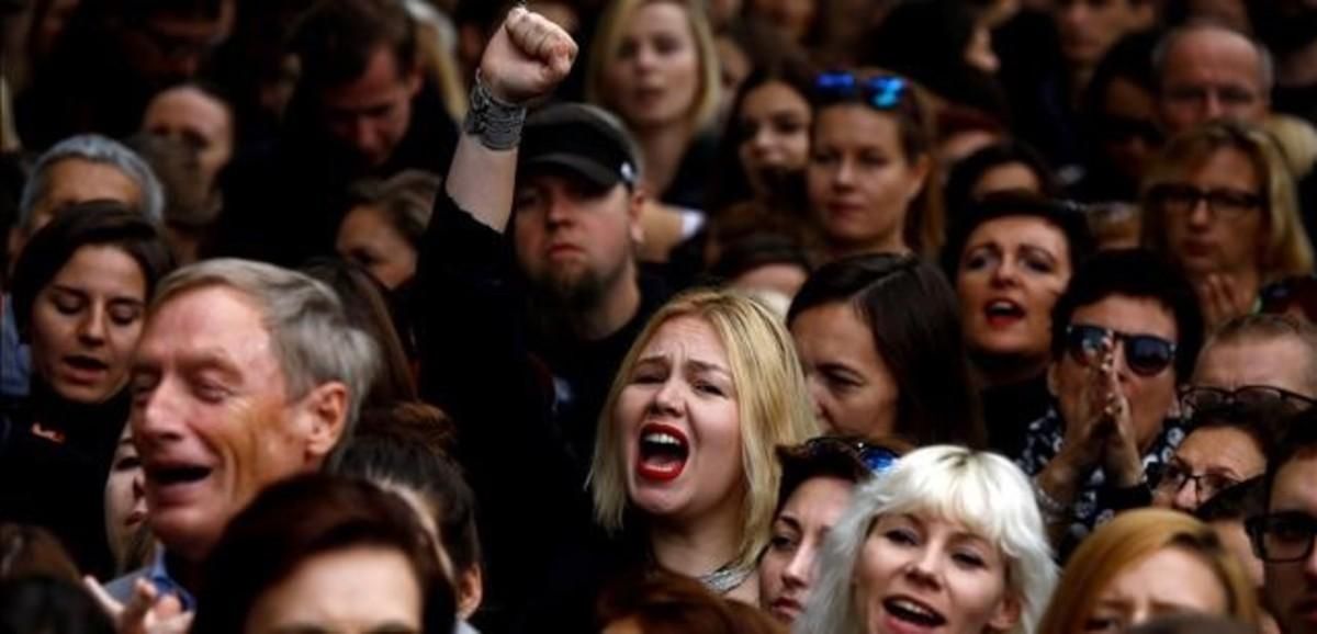 Protesta de mujeres polacas contra el proyecto de ley para prohibir el aborto. Protesta de mujeres polacas contra el proyecto de ley para prohibir el aborto.