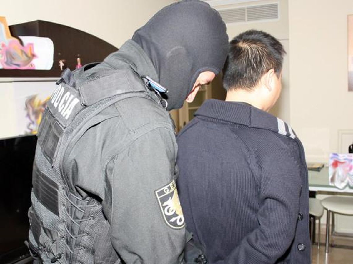 La policía detiene a un ciudadano chino en el marco de la operación Emperador, este octubre. La policía detiene a un ciudadano chino en el marco de la operación Emperador, este octubre.