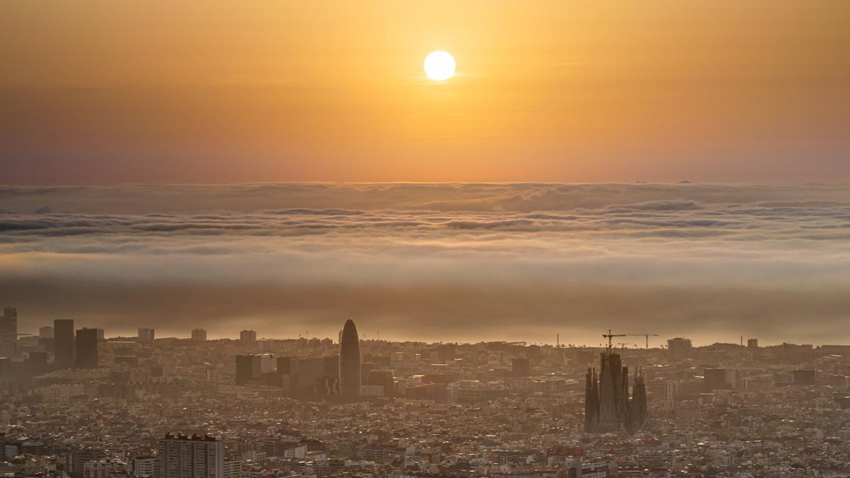 Nubes bajas sobre el mar de Barcelona.