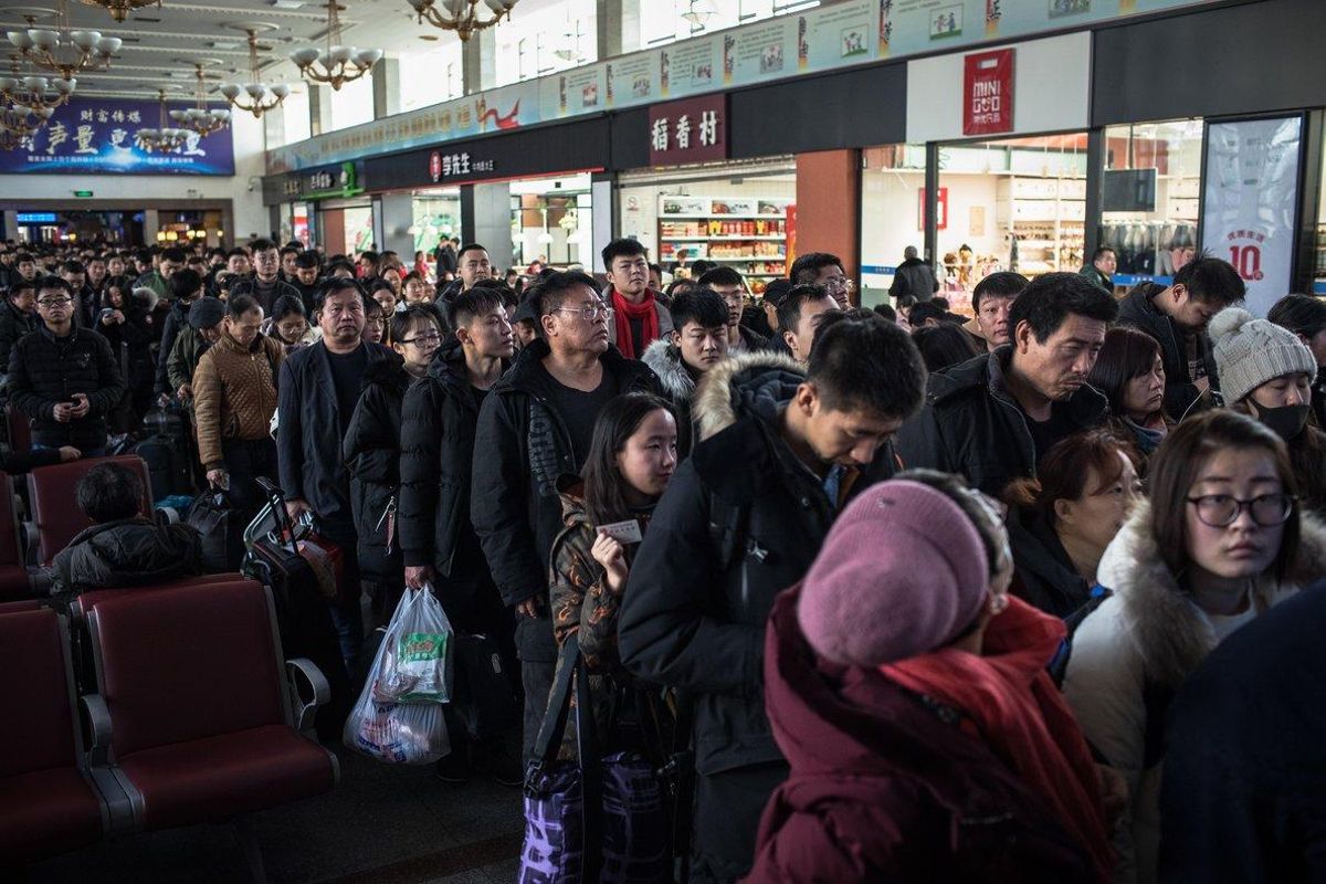 Chinese passengers wait at the Beijing Railway Station to catch their trains home ahead of the Chinese Lunar New Year or Spring Festival in Beijing EFE EPA ROMAN PILIPEY Chinese passengers wait at the Beijing Railway Station to catch their trains home ahead of the Chinese Lunar New Year or Spring Festival in Beijing EFE EPA ROMAN PILIPEY