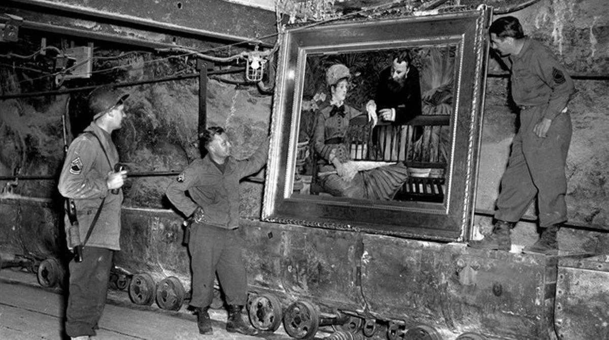 Soldados americanos ante una de las miles de obras de arte que los nazis robaron y que los aliados hallaron ocultas tras la liberación.