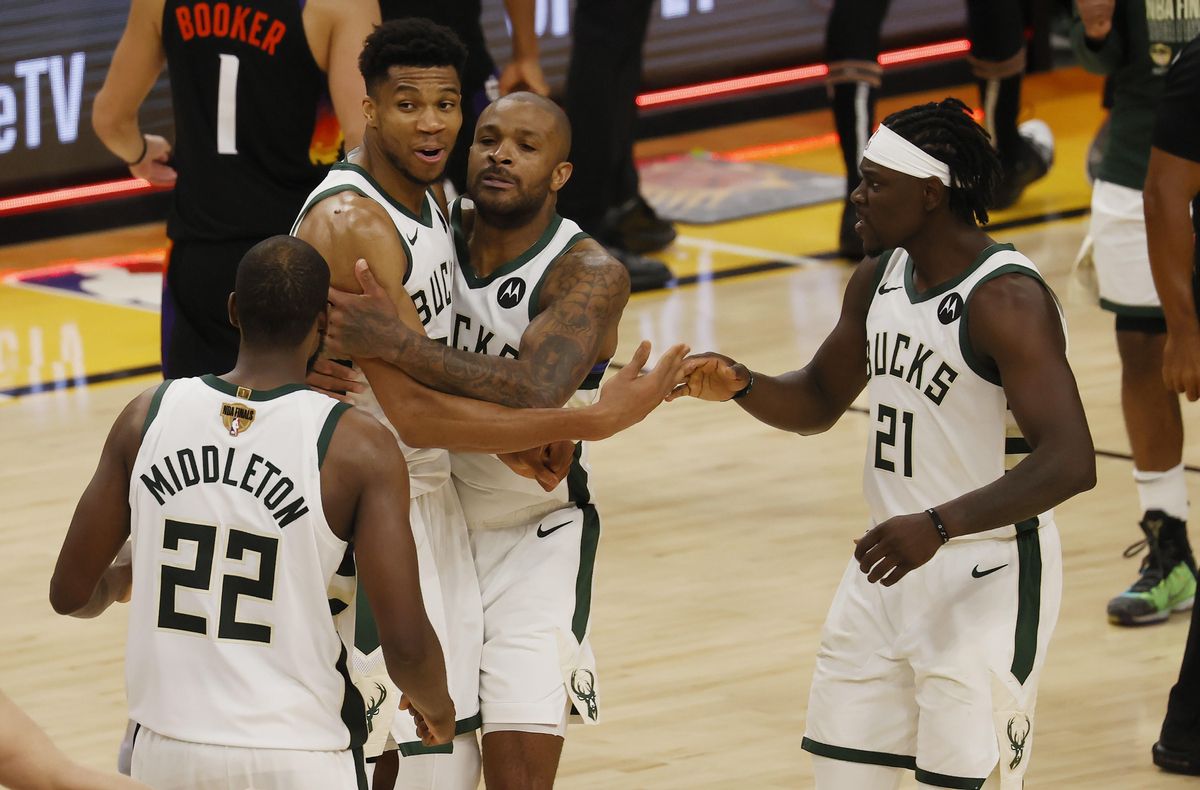 Antetokounmpo celebra con sus compañeros de los Bucks la victoria en Phoenix Antetokounmpo celebra con sus compañeros de los Bucks la victoria en Phoenix