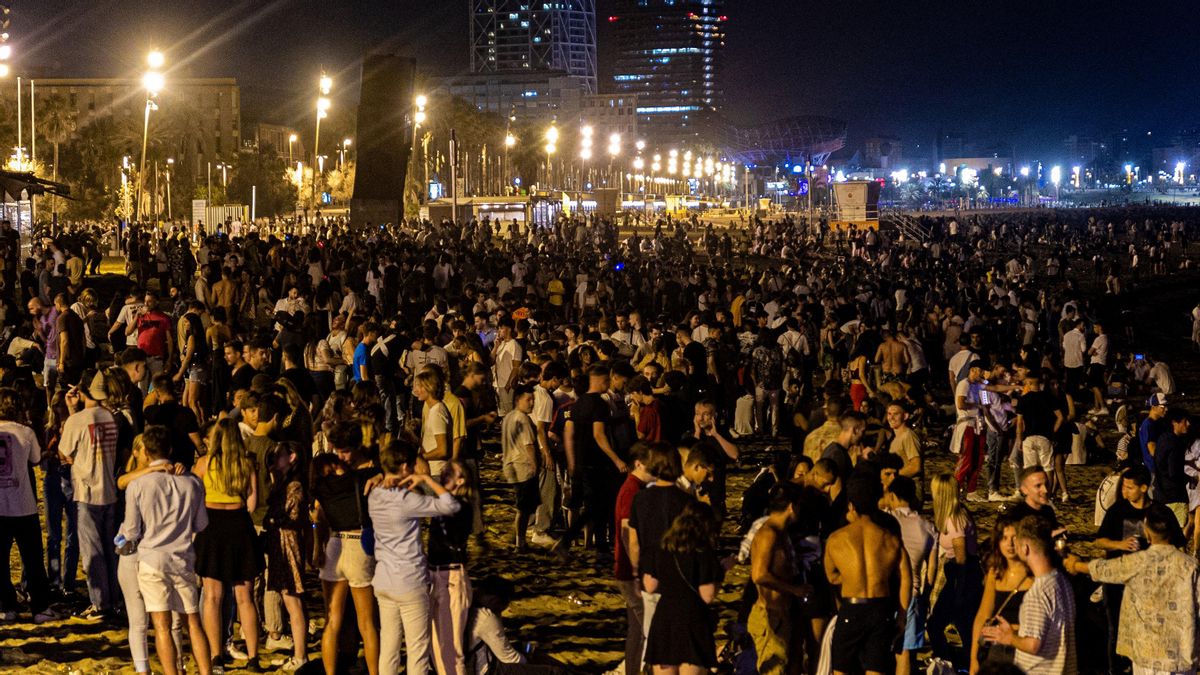 Botellón en la playa de la Barceloneta, el pasado sábado 10 de julio. Botellón en la playa de la Barceloneta, el pasado sábado 10 de julio.