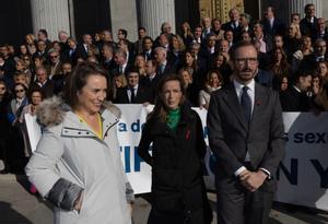 De izquierda a derecha, Cuca Gamarra (portavoz del PP en el Congreso), Carmen Navarro (vicesecretaria de políticas sociales del partido) y Javier Maroto (portavoz de los populares en el Senado), este jueves frente al Congreso. 