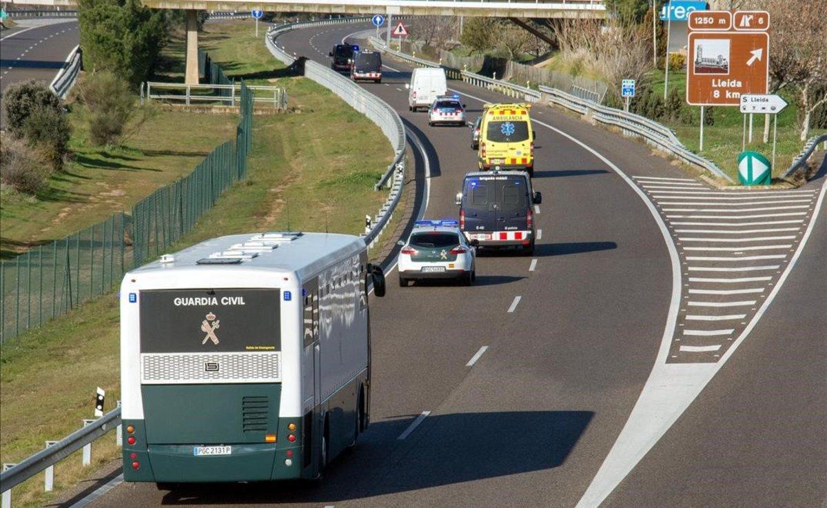 El autobús que traslada a los políticos presos a Madrid, a su paso por Lleida.