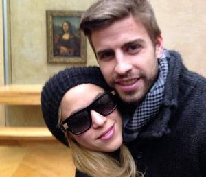 GENTE Shakira y Piqué en el Louvre, foto de su twitter