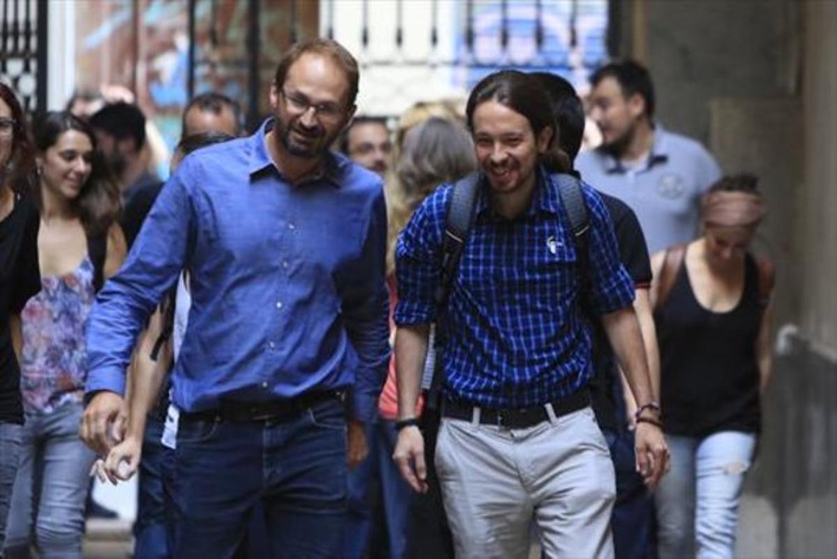 Joan Herrera i Pablo Iglesias, a l’arribara la seu d’ICV,ahir a Barcelona.