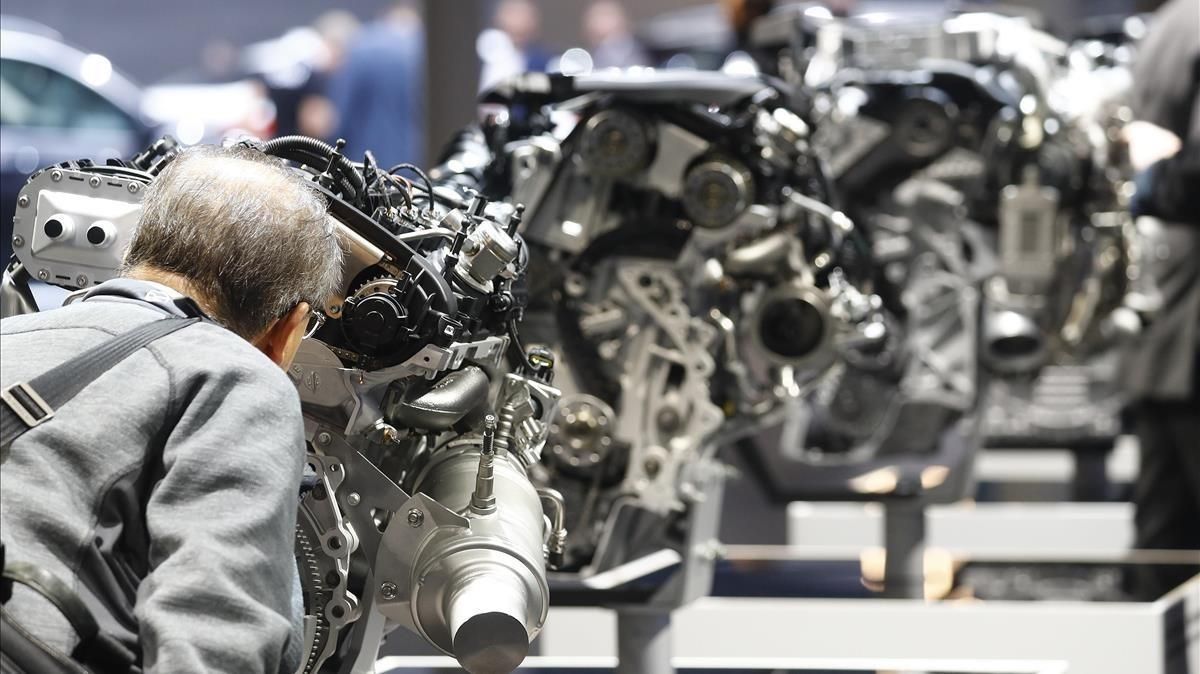 Un visitante observa una muestra de motores de BMW en el Salón del Automóvil de Fráncfort. Un visitante observa una muestra de motores de BMW en el Salón del Automóvil de Fráncfort.