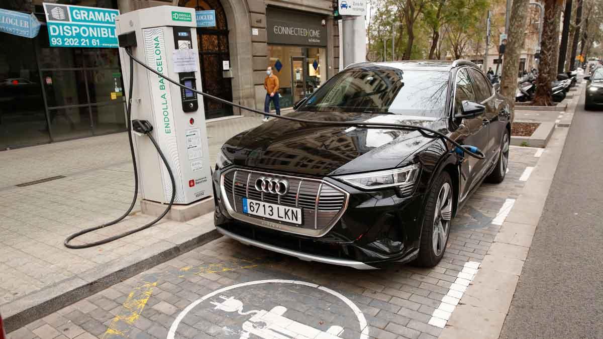 Un coche eléctrico cargándose en la Diagonal de Barcelona. Un coche eléctrico cargándose en la Diagonal de Barcelona.