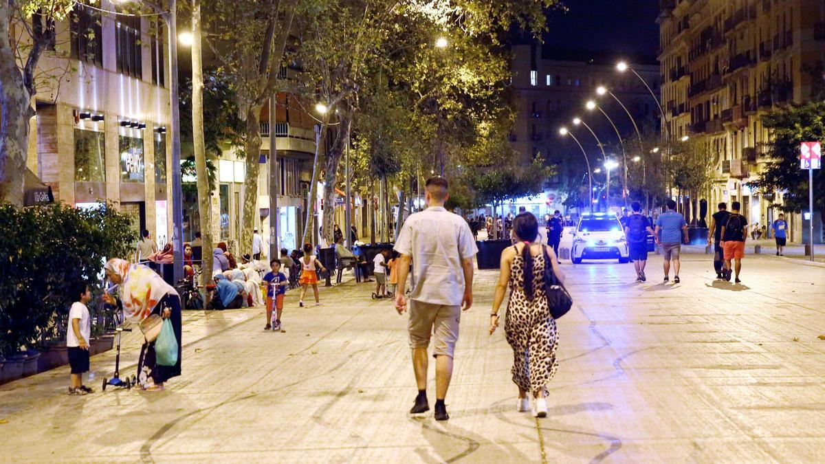 Degradación y botellones en ronda Sant Antoni. Degradación y botellones en ronda Sant Antoni.