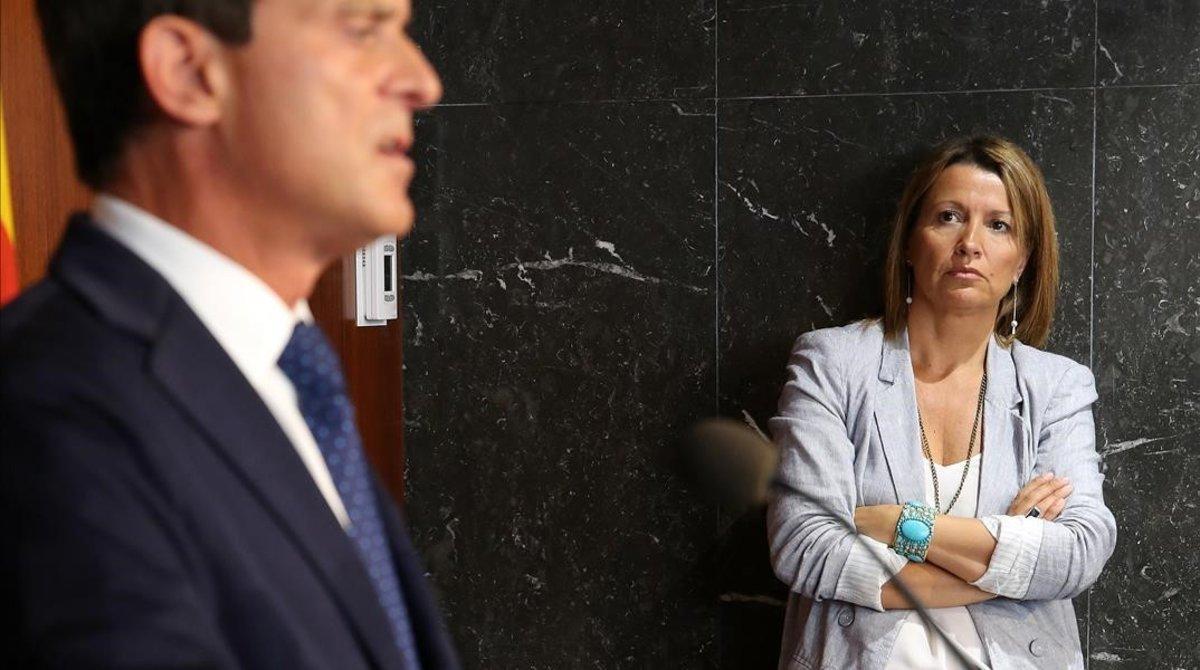 La que fuera número dos de Manuel Valls en el consistorio barcelonés, Eva Parera, junto al exprimer ministro francés.
