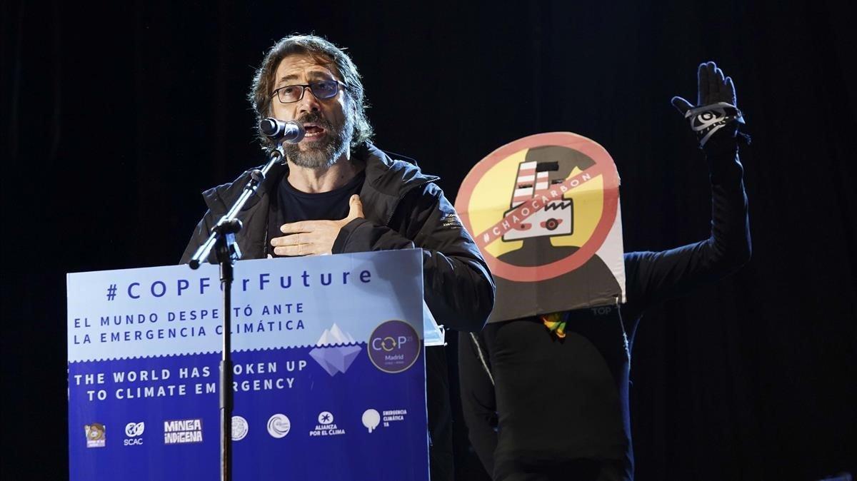El actor Javier Bardem,  durante la lectura del manifiesto que ha cerrado la marcha por el clima de Madrid, el viernes.