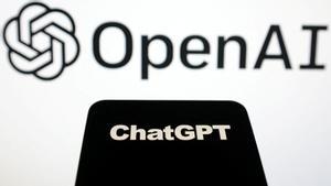 Montaje con los logos de la empresa OpenAI, creadora de la inteligencia artificial ChatGPT.