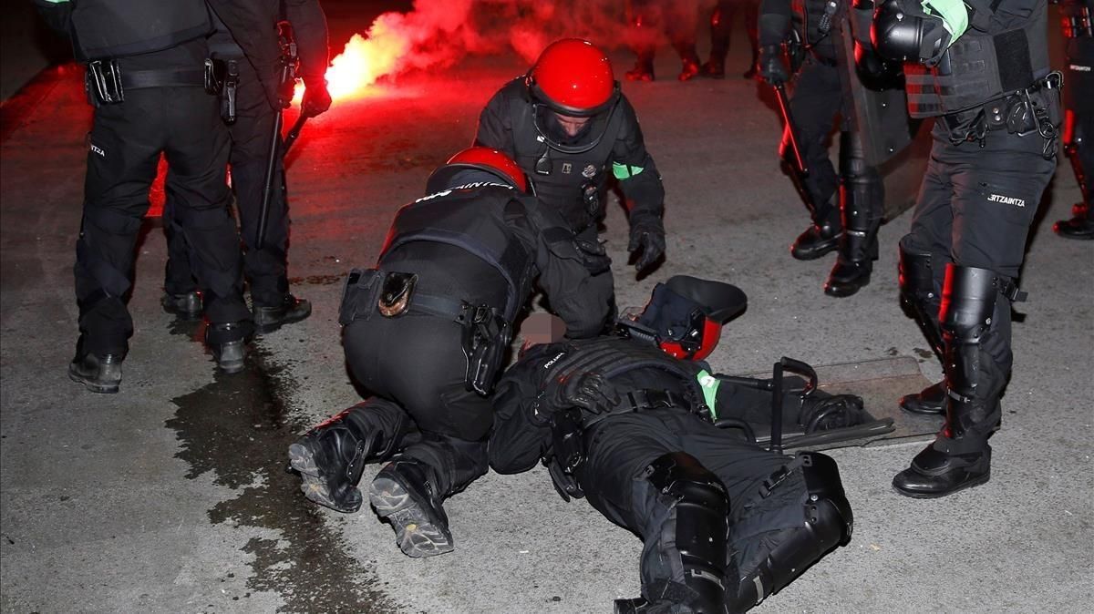 Varios antidisturbios atienden al ’ertzaina’ que ha fallecido poco después en el Hospital de Basurto, tras la batalla campal cerca de San Mamés. Varios antidisturbios atienden al ’ertzaina’ que ha fallecido poco después en el Hospital de Basurto, tras la batalla campal cerca de San Mamés.