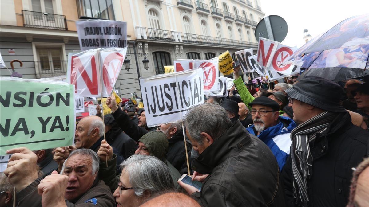 Concentración de pensionistas frente al Ministerio de Hacienda, Madrid.