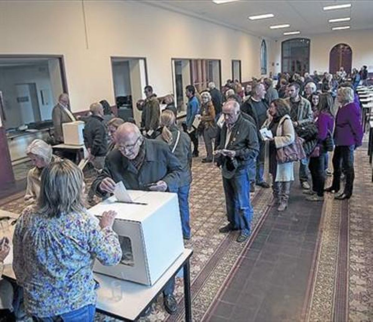 Votantes esperando para depositar la papeleta, el pasado 9-N. Votantes esperando para depositar la papeleta, el pasado 9-N.