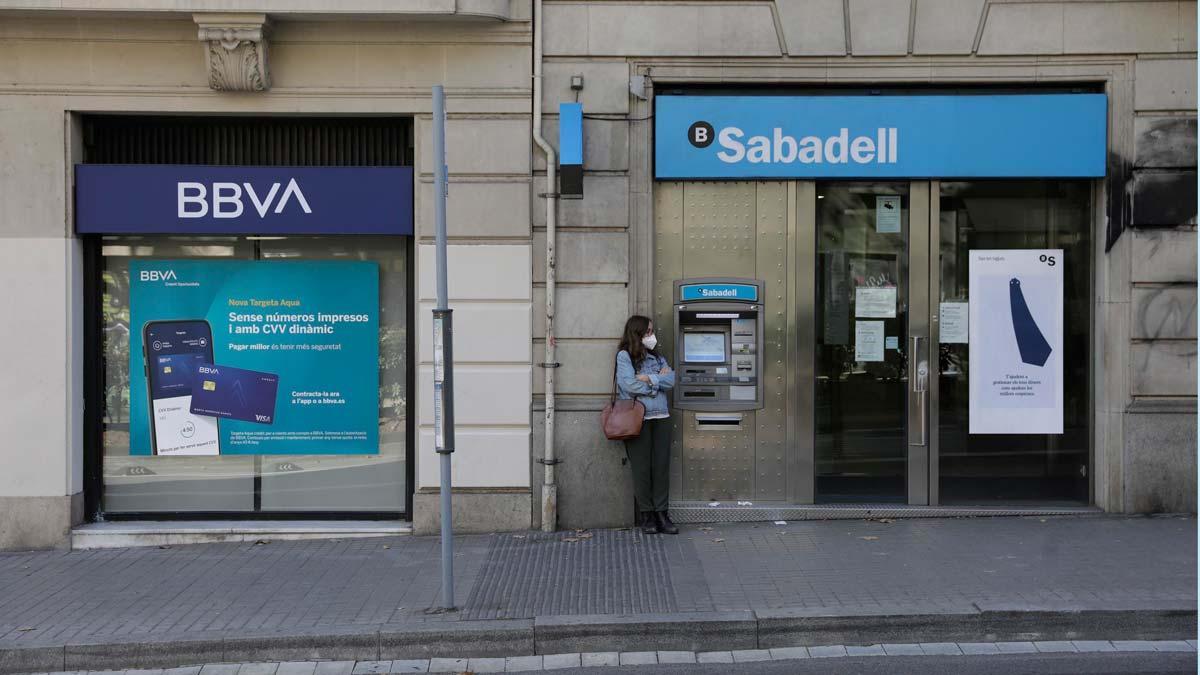 Sabadell y BBVA concluyen sus conversaciones de fusión sin acuerdo. En la foto, oficinas de los dos bancos en el paseo de Sant Joan de Barcelona.
