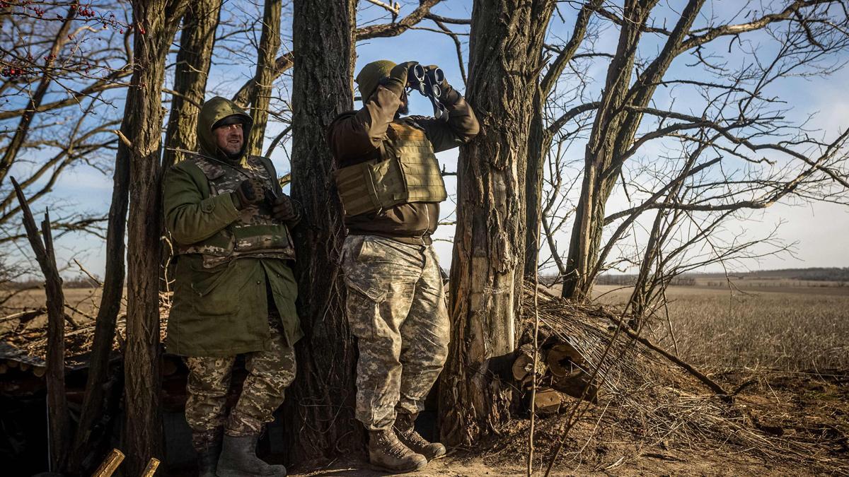 Soldados ucranianos observan posiciones rusas en el frente, en el este de Ucrania.