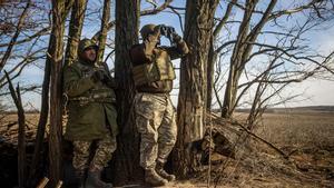 Soldados ucranianos observan posiciones rusas en el frente, en el este de Ucrania.