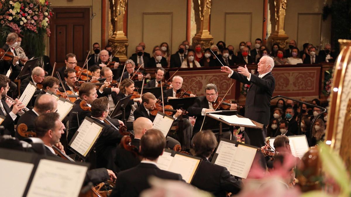 Daniel Barenhoim, al frente de la Orquesta Filarmónica de Viena, este sábado en el tradicional Concierto de Año Nuevo.