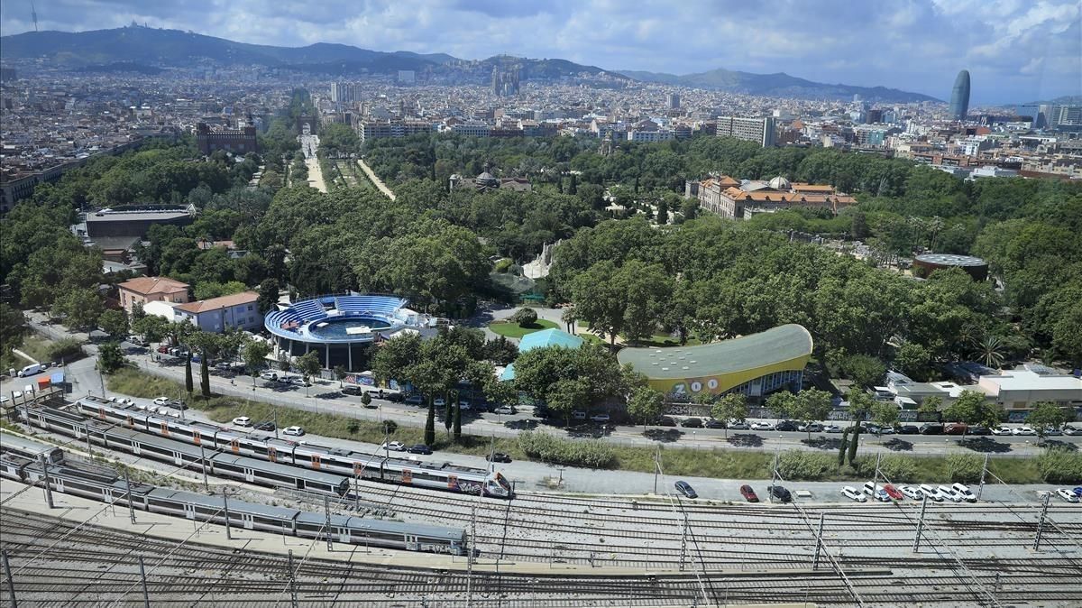 El Parc de la Ciutadella, con la barrera ferroviaria que lo separa de la Barceloneta. El Parc de la Ciutadella, con la barrera ferroviaria que lo separa de la Barceloneta.