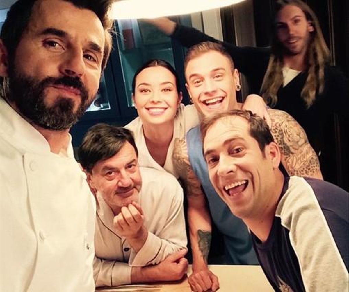 Foto de Instagram de la actriz Dafne Fernández, con sus compañeros de ’Chiringuito de Pepe’. Foto de Instagram de la actriz Dafne Fernández, con sus compañeros de ’Chiringuito de Pepe’.