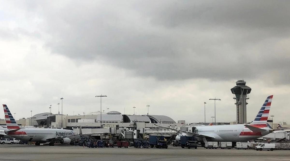 Aviones en la estación del Aeropuerto Internacional de Los Angeles
