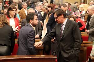 El ’president’ Pere Aragonès y el líder del PSC, Salvador Illa, este jueves en el Parlament