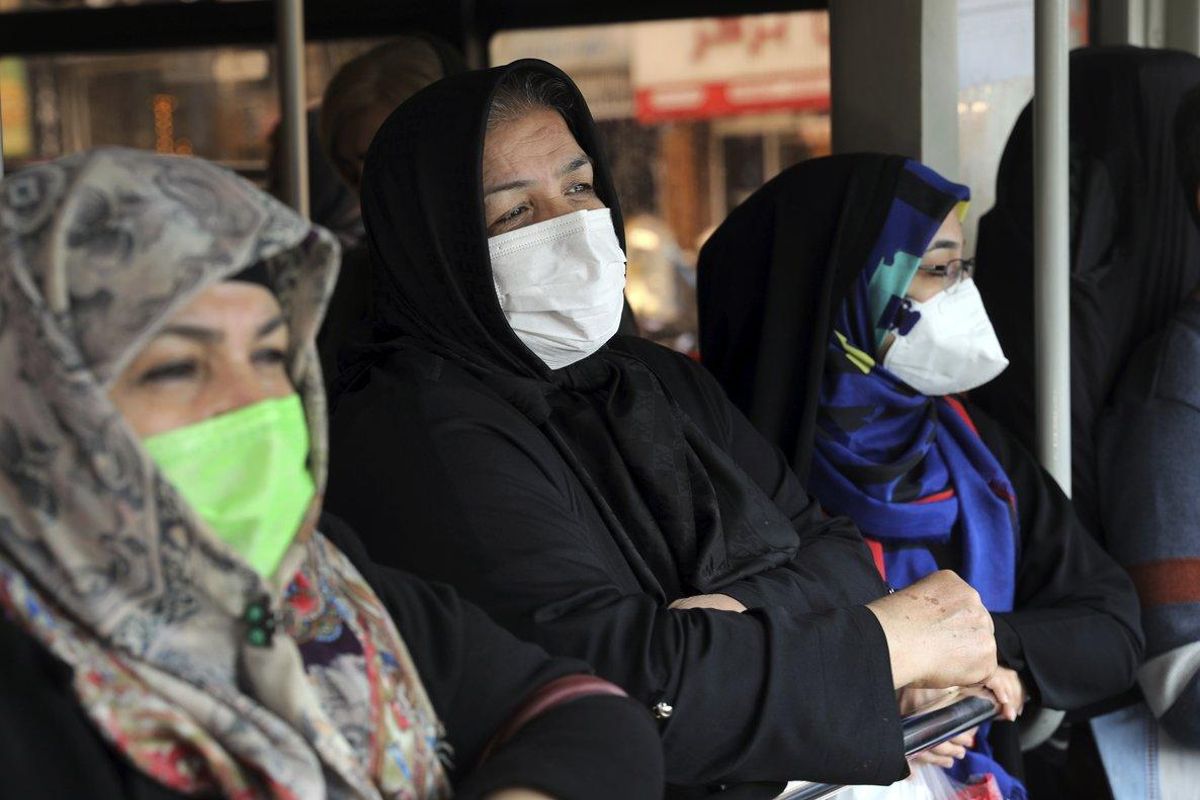 Unas mujeres con mascarilla esperan el autobús, en una parada de Teherán. Unas mujeres con mascarilla esperan el autobús, en una parada de Teherán.