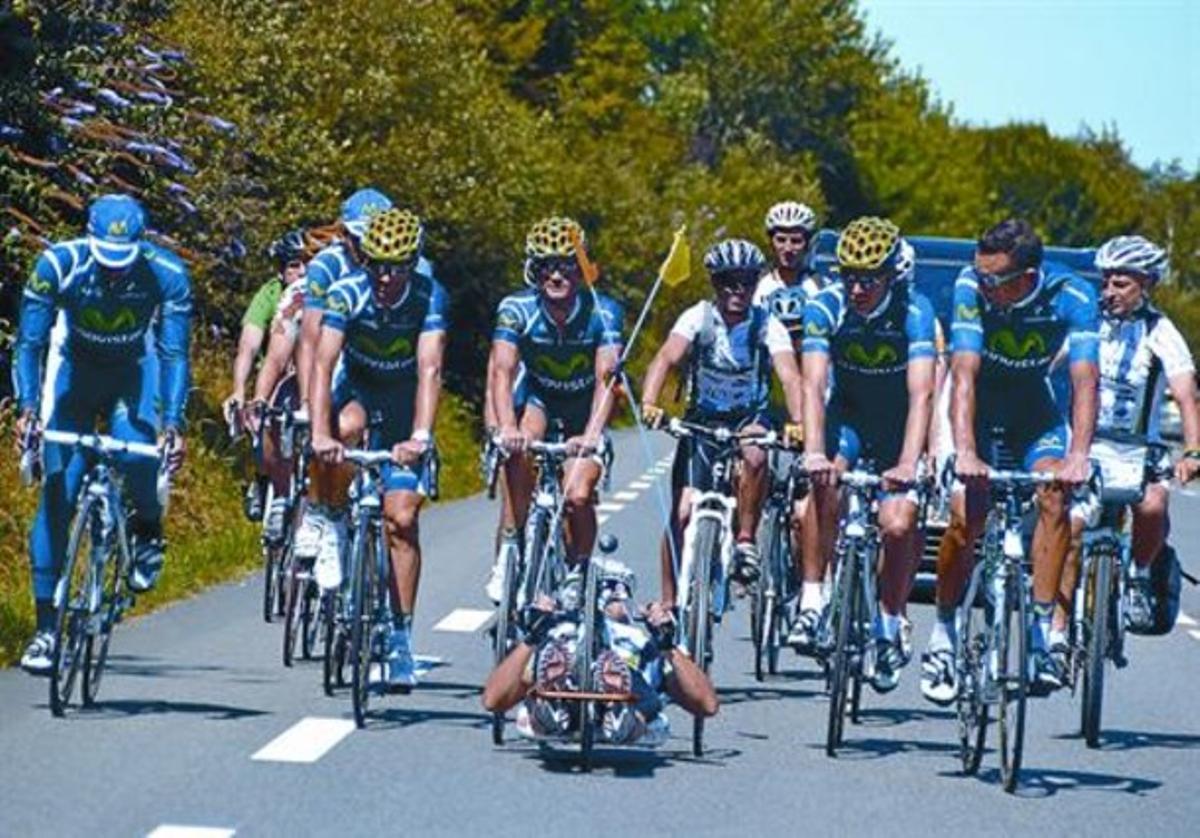 Los ciclistas del Movistar ruedan con Diego Ballesteros, ayer cerca de Pau.