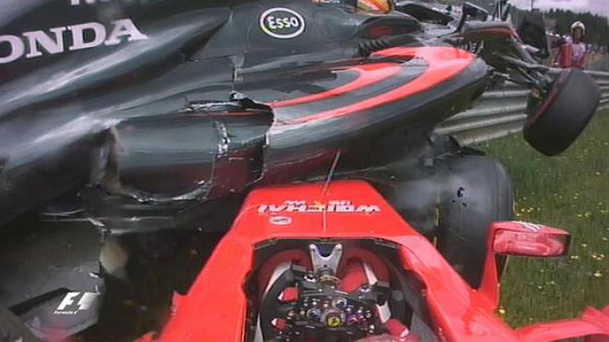 El Ferrari de Raikkonen ha embestido al McLaren de Alonso