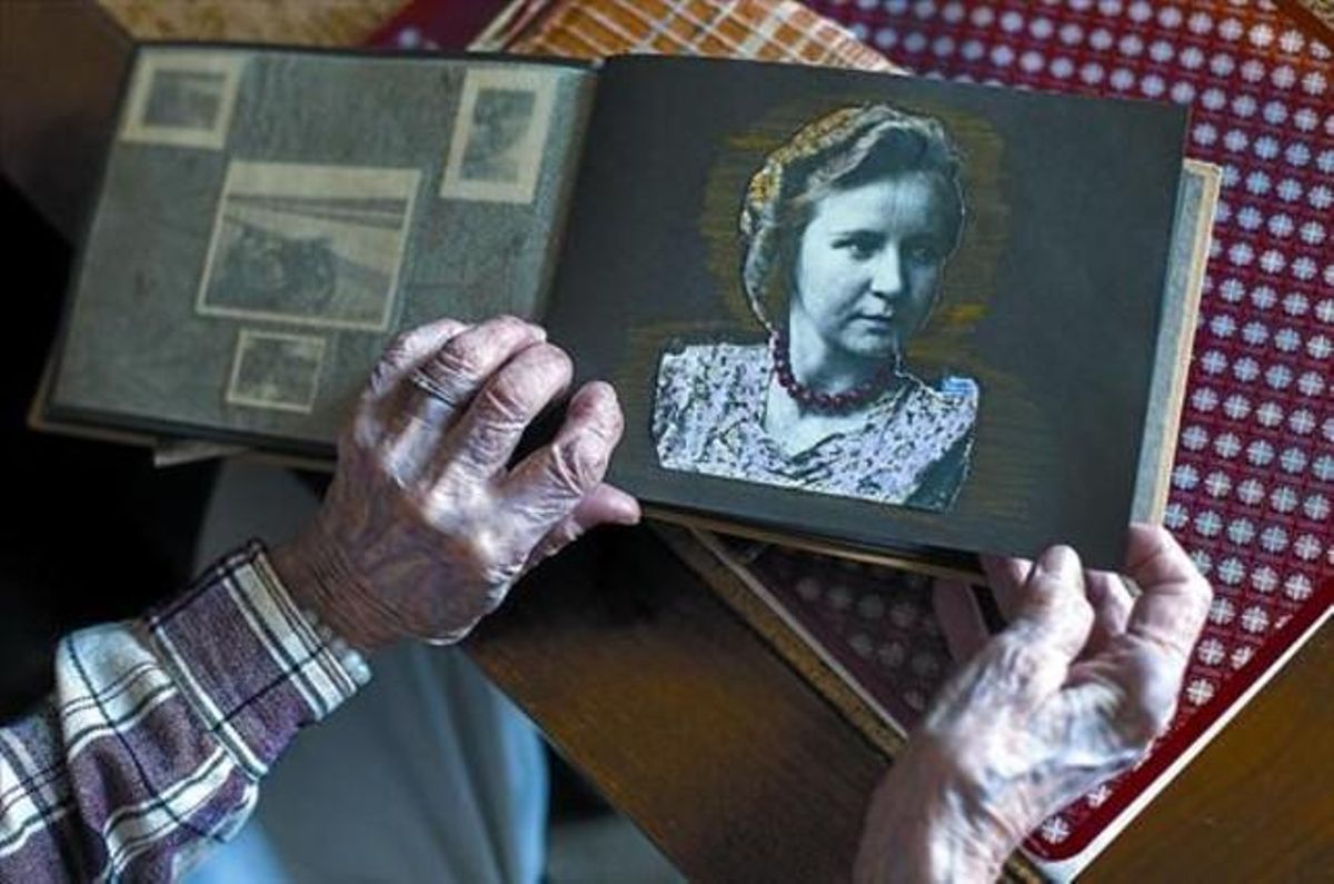 Margaret Wölk muestra una foto de sí misma poco antes de que los nazis la reclutaran al servicio de Adolf Hitler. Margaret Wölk muestra una foto de sí misma poco antes de que los nazis la reclutaran al servicio de Adolf Hitler.