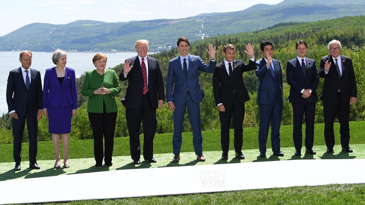 Foto de familia de los participantes en la cumbre del G-7, este viernes en La Malbaie (Quebec, Canadá). 