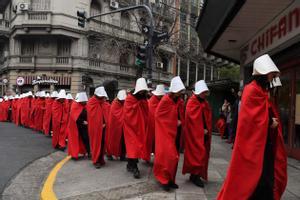 Activistas argentinas a favor de la legalización del aborto simulando ’El cuento de la criada’, de Margaret Atwood, en julio de 2018.