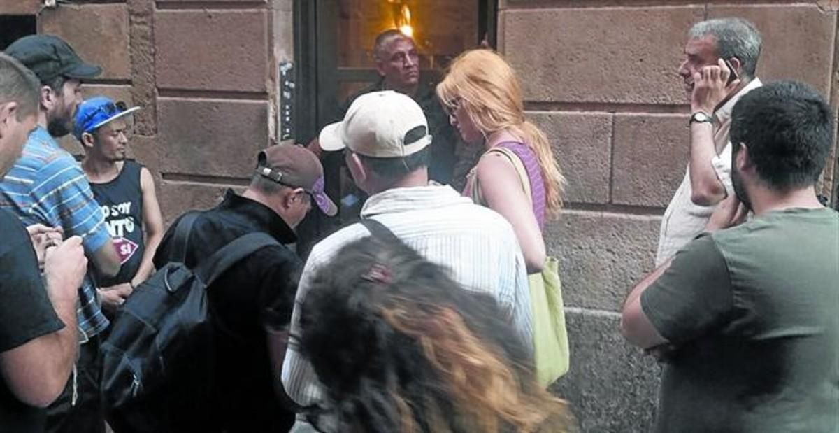 Algunos vecinos protestan contra el operativo de Desokupa en la calle de la Cera, el pasado 25 de agosto. Algunos vecinos protestan contra el operativo de Desokupa en la calle de la Cera, el pasado 25 de agosto.