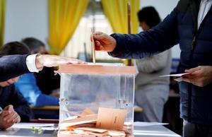 En una imagen de archivo de la última jornada electoral en 2019, un hombre introduce su papeleta en una urna de un colegio de Córdoba. EFE/Salas