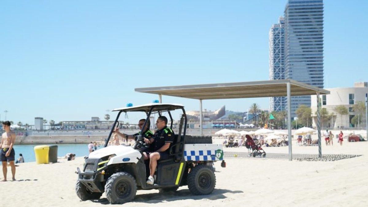 Vehículo de tipo ‘quad’ de la Guardia Urbana, adaptados para circular por la arena. Vehículo de tipo ‘quad’ de la Guardia Urbana, adaptados para circular por la arena.