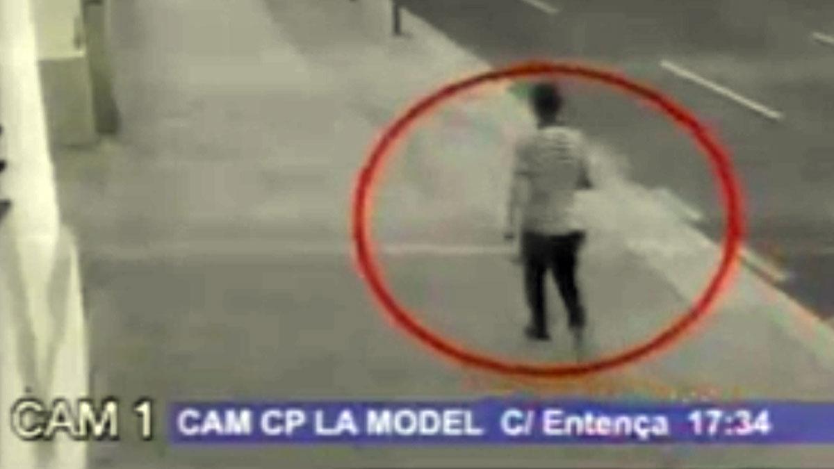 Un vídeo mostra la fugida de l'autor de l'atemptat del 17-A a la Rambla